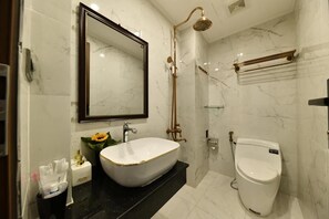 Suite City, vistas a la ciudad | Baño | Ducha y cabezal de ducha tipo lluvia