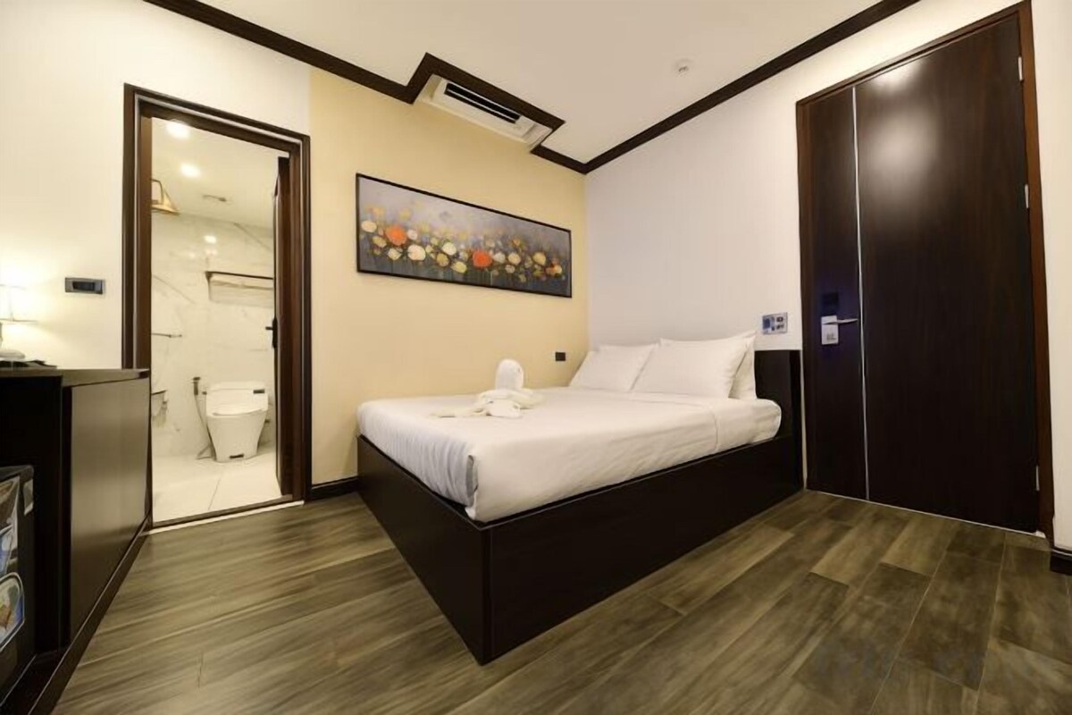Hypo-allergenic bedding available, minibar, in-room safe, desk