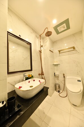 Hypo-allergenic bedding, minibar, in-room safe, desk - Kingdom Hotel Hanoi (Hanoi)
