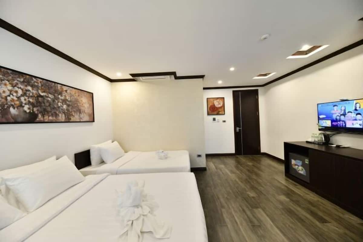 Hypo-allergenic bedding, minibar, in-room safe, desk