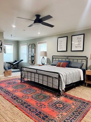 4 bedrooms, desk, free WiFi, bed sheets