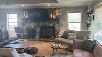 Smart-TV, Kamin, Bücher, Stereoanlage