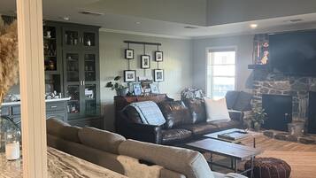 Smart TV, lareira, livros, aparelho de som