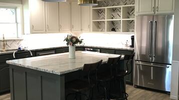 Refrigerador, microondas, horno, placa de cocina