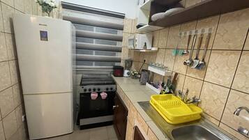 Refrigerador, microondas, horno y tetera eléctrica