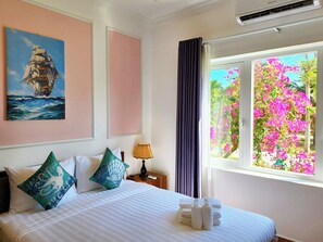 Sengetøy av topp kvalitet, minibarvarer (inkludert) og skrivebord