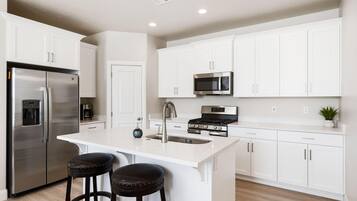 House, 4 Bedrooms | Private kitchen