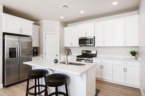 House, 4 Bedrooms | Private kitchen