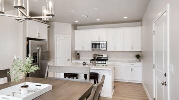 House, 4 Bedrooms | Private kitchen