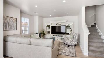 House, 4 Bedrooms | Living room