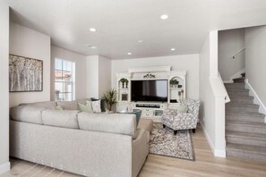 House, 4 Bedrooms | Living room