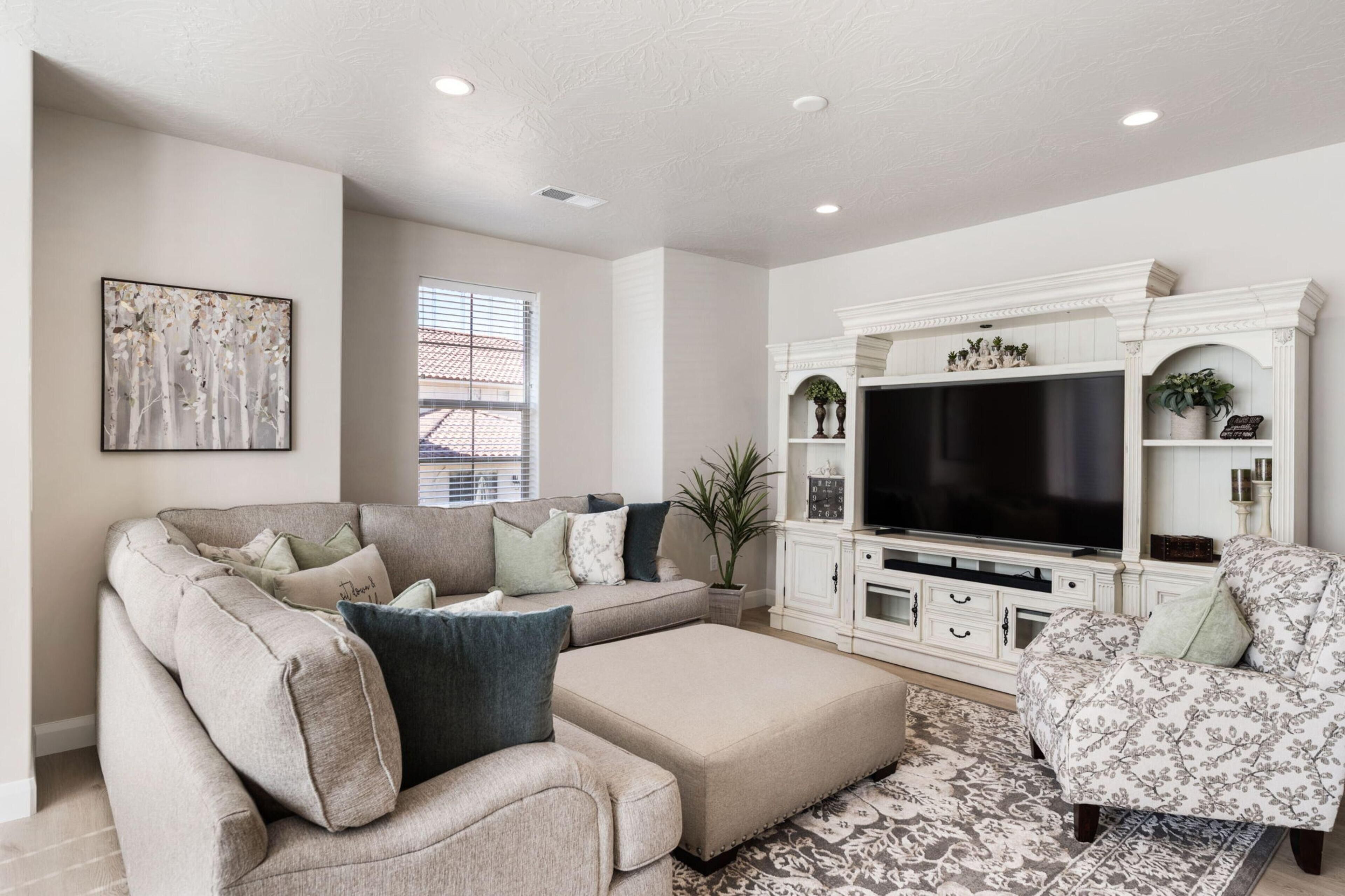 House, 4 Bedrooms | Living room