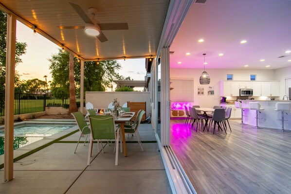 Outdoor dining - NEW Baja Salt Pool/Spa on the golf course! 5 min to festivals! (Indio)