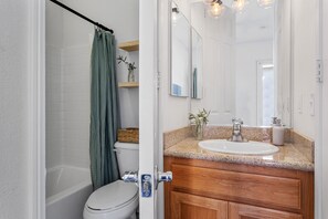 Combined shower/tub, jetted tub, hair dryer, towels