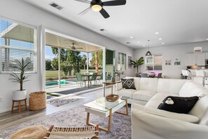 Smart TV, fireplace - NEW Baja Salt Pool/Spa on the golf course! 5 min to festivals! (Indio)