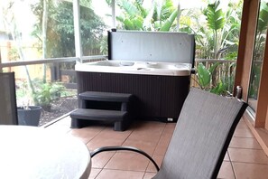 Outdoor spa tub - Palm Gardens - Hot Tub - Screened Patio - Minutes to the Beach - Pets (Venice)