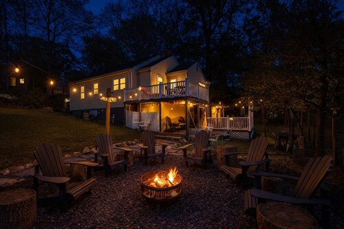 Greenville Cottage Near BJU, Furman, NGU & Downtown w/GRILL, HOT TUB, & FIRE PIT!