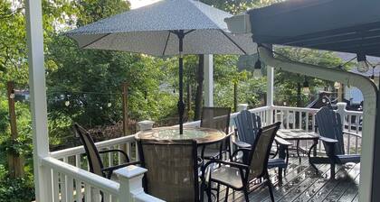 Greenvllle Cottage Near BJU, Furman, NGU & Downtown w/ Hot Tub & Grill Deck!
