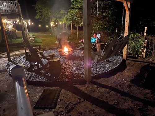 Greenvllle Cottage Near BJU, Furman, NGU & Downtown w/ Hot Tub & Grill Deck!