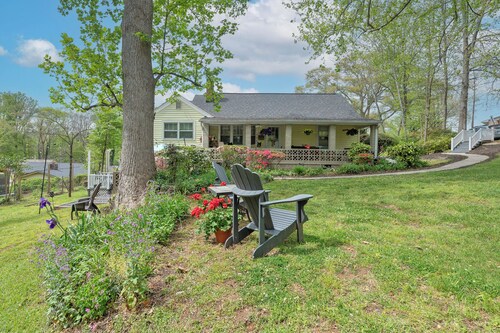 Greenvllle Cottage Near BJU, Furman, NGU & Downtown w/HOT TUB & FIRE PIT!