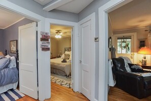 2 chambres, bureau, fer et planche à repasser, lit parapluie