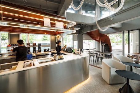 Café. YANH Ratchawat Hotel