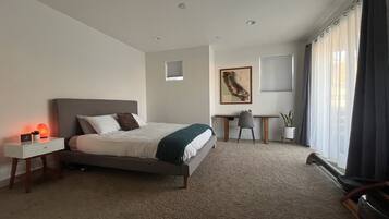 2 bedrooms, desk, free WiFi, bed sheets