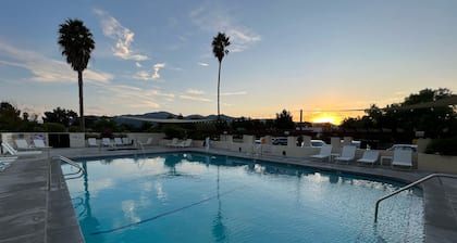 Lovely 2 Bedroom - Pool Access