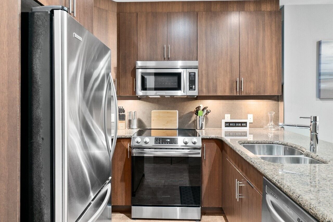 Réfrigérateur, four à micro-ondes, un four, surface de cuisson