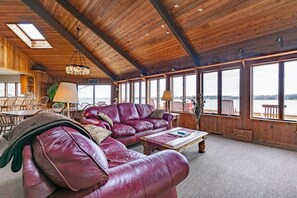 Televisión, chimenea, futbolito y tenis de mesa 