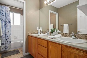 Een haardroger, handdoeken, zeep, shampoo