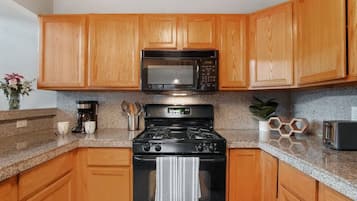 Frigorífico, microondas, lavavajillas y cafetera o tetera