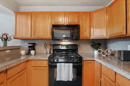 The Golden Townhouse Walk to downtown Pets Welcome