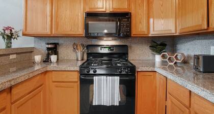 The Golden Townhouse Walk to downtown Pets Welcome