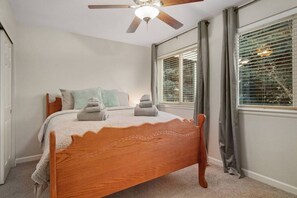 4 slaapkamers, een strijkplank/strijkijzer, gratis wifi, beddengoed