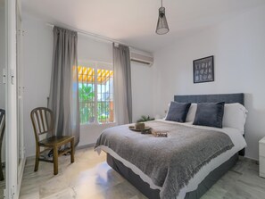 3 bedrooms, iron/ironing board, Internet, bed sheets