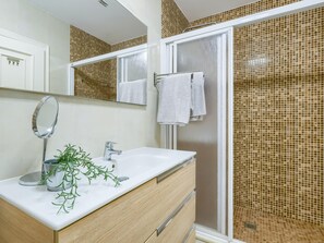 Kylpyamme, hiustenkuivaaja, pyyhkeet