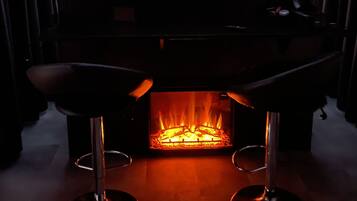 Escritorio, espacio para trabajar con laptop y wifi gratis