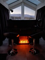 Skrivebord, skrivebord for bærbar PC, wi-fi (inkludert) og sengetøy