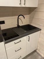 Minikjøleskap, mikrobølgeovn, kokeplater og espressomaskin