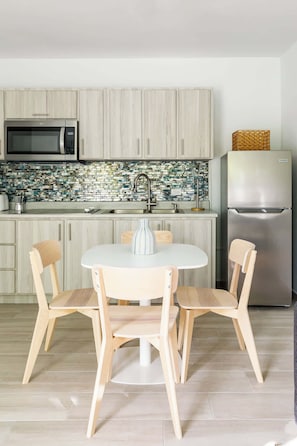 Refrigerador, microondas, cafetera y tetera y tostadora
