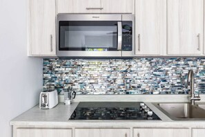 Kühlschrank, Mikrowelle, Herdplatte, Wasserkocher mit Kaffee-/Teezubehör