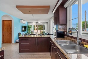 Mikrowelle, Ofen, Herdplatte, Wasserkocher mit Kaffee-/Teezubehör