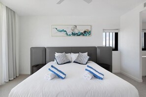 4 bedrooms, desk, blackout curtains, soundproofing - Lotus Resort (Surfers Paradise)