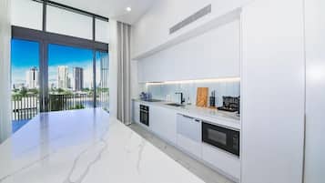 Full-size fridge, microwave, oven, stovetop