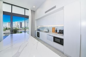 Full-sized fridge, microwave, oven, stovetop