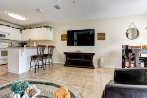 Interior - 5 Minute Walk To Navarre's White Sand Beaches - Beautiful Community Pool - WIFI - Free Fun (Navarre)
