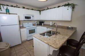 Fridge, microwave, dishwasher, coffee/tea maker - 5 Minute Walk To Navarre's White Sand Beaches - Beautiful Community Pool - WIFI - Free Fun (Navarre)