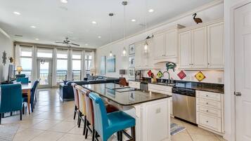 Réfrigérateur, micro-ondes, lave-vaisselle, cafetiÚre/bouilloire