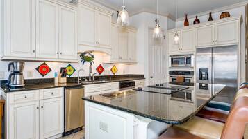 Réfrigérateur, micro-ondes, lave-vaisselle, cafetiÚre/bouilloire